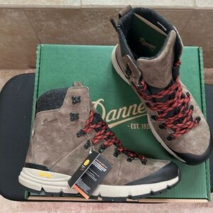 Danner Artic 600 side zip boot 13
Brown & Red